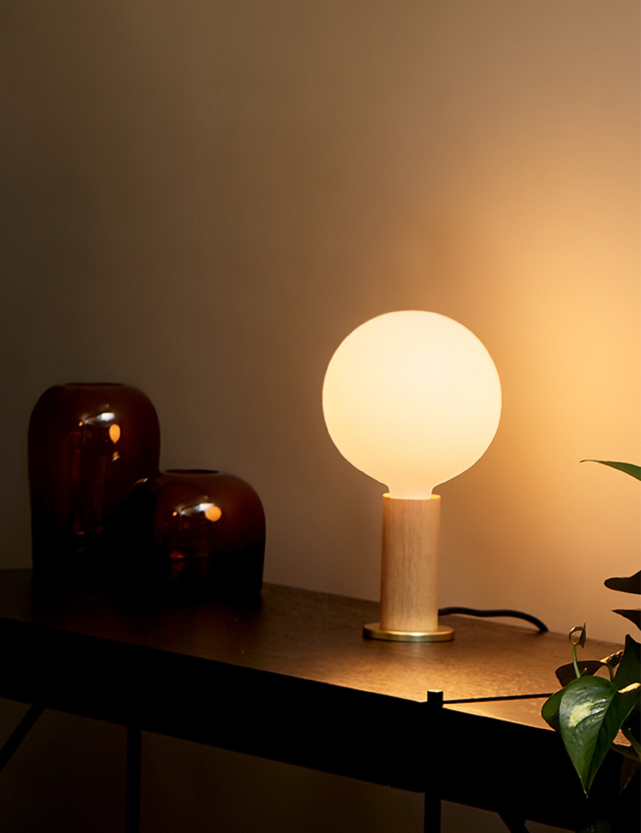 Knuckle Table Lamp with Sphere IV by Tala